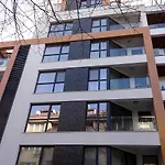 Modern Haven In Retreat With Chic Ambiance By Flat Mаnager Warna