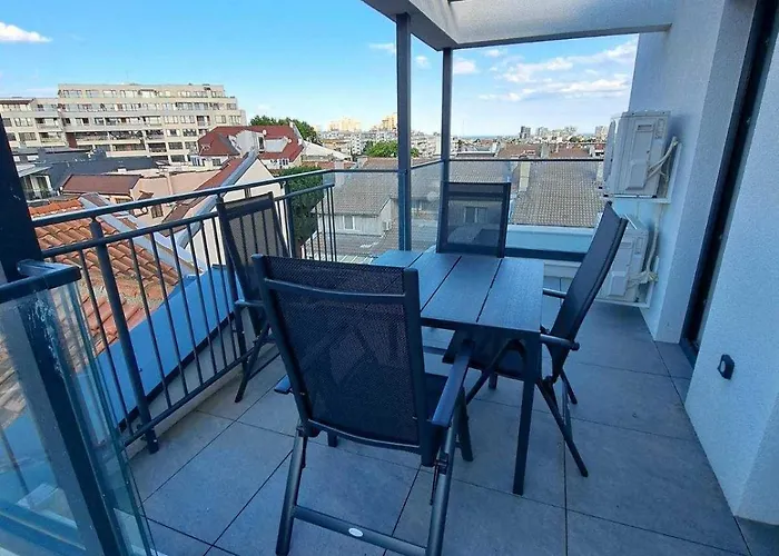 Modern Haven In Retreat With Chic Ambiance By Flat Mаnager * וארנה